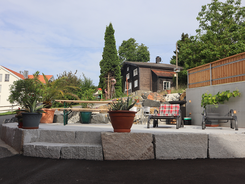 Stützmauer und Neubau Sitzplatz